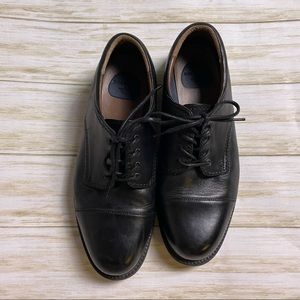 Men’s Black leather Dockers dress shoes.